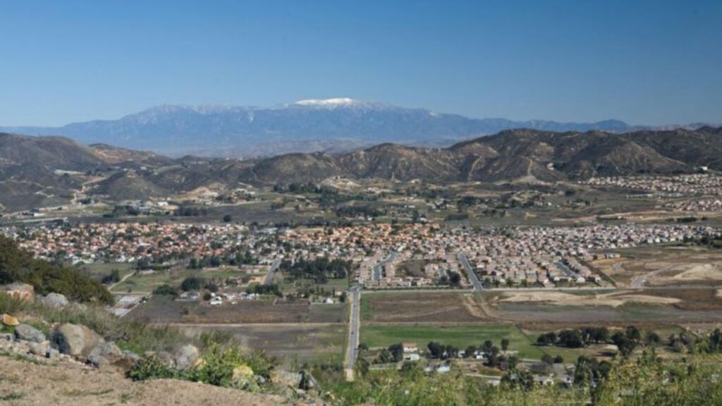 Hillside homes in Murrieta surrounded by dry vegetation, representing areas with higher fire insurance risk.