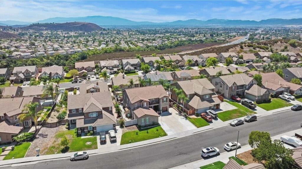 Central Murrieta neighborhood near shopping, parks, and everyday conveniences for home buyers and home sellers